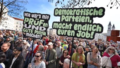 Bild: Karl-Josef Hildenbrand/dpa
Demonstranten beteiligen sich an einer Kundgebung des Wohn- und Kulturzentrums für Geflüchtete „Bellevue di Monaco“ zur „Prüf-Kampagne“. Diese fordert, dass alle rechtsextreme Parteien vom Bundesverfassungsgericht überprüft werden.