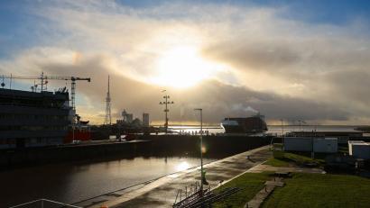 Bild: Christian Charisius/dpa
Den Nord-Ostsee-Kanal nutzen wieder mehr Schiffe. (Archivbild)