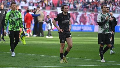 Bild: David Hammersen/dpa
Der künftige Leipziger Rocco Reitz geht nach dem Spiel zu den Gladbach-Fans.