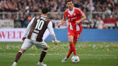 Bild: Christian Charisius/dpa
Leon Goretzka (r) erzielte das 102. Saisontor für die Rekord-Bayern.