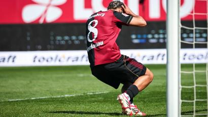 Bild: Daniel Karmann/dpa
Nürnbergs Henri Koudossou reagiert entsetzt nach seinem Eigentor.