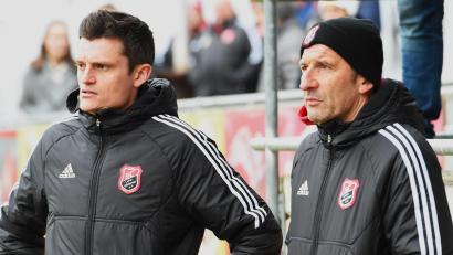 Archivbild: Gerhard Büttner
Cheftrainer Benjamin Urban und sein "Co" Stefan Grünauer sahen eine enttäuschende Leistung des SC Luhe-Wildenau.