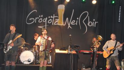 Bild: Konrad Rosner
Die Band "Grögötz Weißbir" mit ihrem Bandleader Florian Gröninger (3. von links) sorgte für Stimmung auf dieser Party.