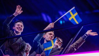 Bild: Jens Büttner/dpa
In diesem Jahr nur mit Zertifikat: Wer Fahnen bei den ESC-Shows in Wien schwenken möchte, muss neue Regeln beachten. (Archivbild)