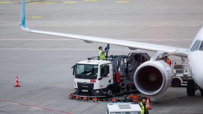 Bild: Christophe Gateau/dpa
Der Flughafenverband ACI Europe warnt vor einer Kerosin-Knappheit.