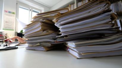 Bild: Bernd Weißbrod/dpa
Formulare, Ordner, Stempel - wer ein Haus bauen, ein Unternehmen gründen oder eine Steuerrückzahlung erhalten will, muss sich oft durch zähe Prozesse hindurchquälen. (Symbolbild)