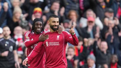 Bild: Jon Super/AP/dpa
Endlich wieder gewonnen: Torschütze Mohamed Salah (r) und Jeremie Frimpong freuen sich über Liverpools Sieg.