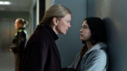 Bild: Georges Pauly/ZDF/dpa
Helen Dorn (Anna Loos, links) erfährt, dass sie neben einer Halbschwester auch noch eine Nichte hat - und Tamara (Maya Lauterbach) provoziert die TV-Kommissarin gehörig.