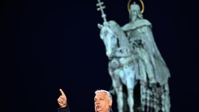 Bild: Petr David Josek/AP/dpa
Ungarns Ministerpräsident Viktor Orban hofft, am Sonntag die Parlamentswahl gegen seinen chancenreichen Herausforderer Peter Magyar zu gewinnen.