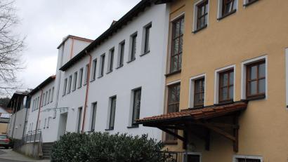 Bild: sche
Die auf der Grund- und Mittelschule Wutschdorf angebrachte Photovoltaikanlage wird von der Gemeinde übernommen. Es fallen nur Kosten an für die Umstellung auf die Eigenverbrauchseinspeisung.