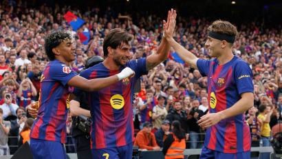 Bild: Joan Monfort/AP/dpa
Durften im Stadtderby jubeln: die Barça-Stars Lamine Yamal, Ferran Torres und Fermín López (von links).