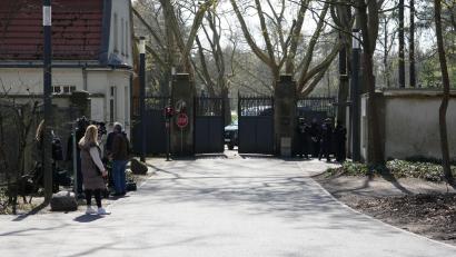 Bild: Sven Kaeuler/dpa
In der Villa Borsig am Tegeler See im Norden Berlins sollen die Spitzen der Koalition zu Beratungen zusammengekommen sein. Bestätigt wird das bisher nicht.