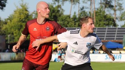 Bild: war
Zwei markante Spielerpersönlichkeiten: Martin Stoller (links), spielender Co-Trainer in Eggenfelden, erzielte ein Tor und bereitete das andere gegen den SV Etzenricht vor. SVE-Spielertrainer Andreas Wendl war nach zehn Wochen Verletzungspause wieder auf dem Platz präsent.