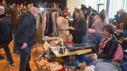Bild: fz
In der Neustädter Stadthalle herrscht beim Nachflohmarkt Basar-Atmosphäre.