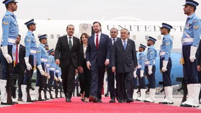 Bild: Jacquelyn Martin/AP POOL/AP/dpa
Die US-Delegation um JD Vance landete auf einem Luftwaffenstützpunkt nahe der Hauptstadt Islamabad.