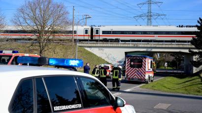 Bild: Heiko Rebsch/dpa
Ein ICE steckte wegen eines Oberleitungsschadens in Sachsen-Anhalt fest. (Symbolbild)