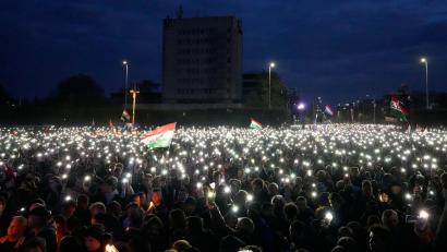 Bild: Darko Bandic/AP/dpa
In der ostungarischen Stadt Debrecen strömten mehr als 10.000 Menschen zur letzten Kundgebung von Peter Magyar.