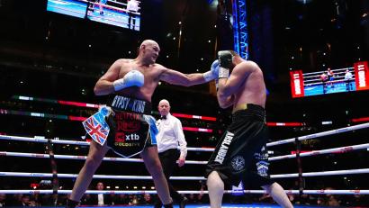 Bild: Bradley Collyer/PA Wire/dpa
Ungefährdeter Sieg: Tyson Fury (l) im Ring gegen Arslanbek Machmudow.