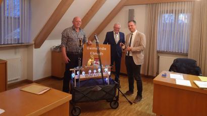 Bild: wkr
Einen "offenen Sportwagen ohne Benzinverbrauch" erhielt Bürgermeister Wolfgang Söllner (rechts) als Abschiedsgeschenk von seinen Gemeinderatskollegen. Er möge zusammen mit seiner Frau die dazugehörigen Walking-Stöcke oft benutzen, so der Wunsch von Bernd Kuhbandner (Mitte) und Josef Söllner.