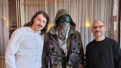 Bild: Christopher Dotzler
Sebastian Fritz (links) und Martin Helm (rechts) richteten für die Premiere ihres Films das Foyer im Ring-Theater liebevoll her. Der Ranger aus dem Endzeitdrama durfte natürlich nicht fehlen.