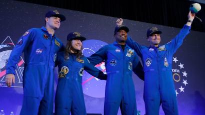 Bild: Michael Wyke/AP/dpa
Die „Artemis 2“-Crew, Jeremy Hansen (l-r), Christina Koch, Victor Glover und Reid Wiseman, kommt am Ende einer Rückkehrfeier in die Mitte einer Bühne.