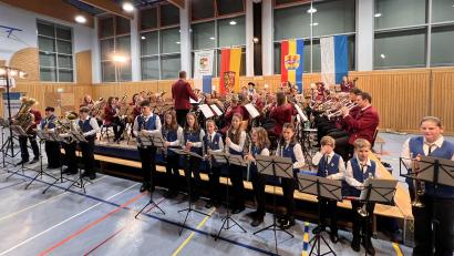 Bild: mma
Auf 64 Musiker ist das Orchester zum Finale mit zehn "Spätzündern" und dem "Nachwux" bei den Märschen angewachsen.