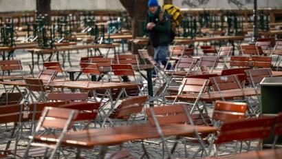Bild: Peter Kneffel/dpa
Nach einer frühlingshaften ersten Aprilwoche macht sich Regen breit. Beim Biergartenbesuch wird man wohl nass. (Archivbild)