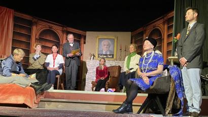 Bild: Völkl
Krisenstimmung bei der Testamentseröffnung: Im Bild von links Tine Fiala, Linus Marchl, Moni Zwack, Manfred Bruckner, Pia Wagner, Ute Czichon, Renate Gresser und Christian Heigl.