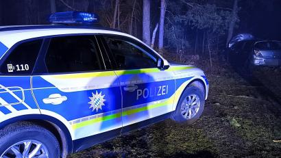 Bild: jma
Freitagnacht mussten die Einsatzkräfte zu einem Verkehrsunfall in Josephstal ausrücken. Dort war ein Pkw von der Straße abgekommen und gegen einen Baum geprallt.