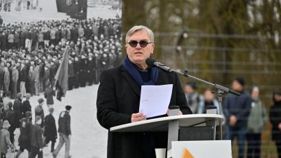 Bild: Martin Schutt/dpa
Hape Kerkeling als Enkel eines ehemaligen Häftlings spricht  beim Festakt zum 81. Jahrestag der Befreiung des Konzentrationslagers Buchenwald.