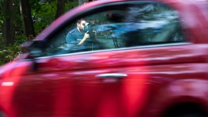 Bild: Christoph Soeder/dpa
Regelmäßige Kontrollen sollen dazu beitragen, die Zahl der Verstöße gegen die Höchstgeschwindigkeit zu verringern. (Archivfoto)