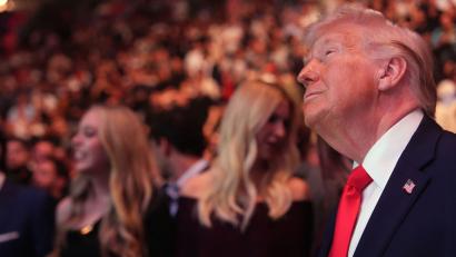 Bild: Julia Demaree Nikhinson/AP/dpa
US-Präsident Donald Trump besucht die UFC-Veranstaltung in Miami.