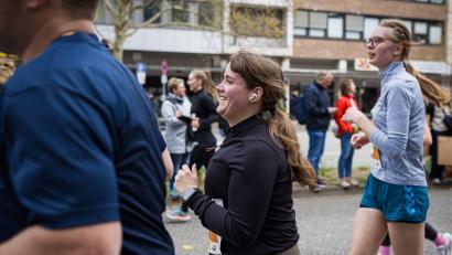 Bild: Moritz Frankenberg/dpa
Beim Marathon in Hannover ist die Grünen-Politikerin Ricarda Lang in der Disziplin Halbmarathon gestartet.