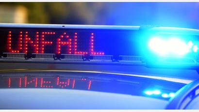 Symbolbild: Stefan Puchner/dpa
Für die Aufräumarbeiten wurde der Kreisverkehr rund zwei Stunden lang gesperrt.