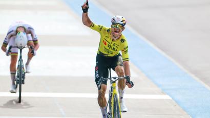 Bild: Jean-Francois Badias/AP/dpa
Wout van Aert jubelt, Tadej Pogacar (l) ist geschlagen.