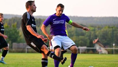 Archivbild: Thomas Schrems
Lucas Pickert (rechts) hat sich im Duell gegen die DJK Falkenberg schwer am Knie verletzt.