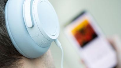 Bild: Franziska Gabbert/dpa-tmn/dpa
In Streamingdiensten kann man für wenig Geld viel hören - aber die Künstler verdienen daran kaum. (Symbolbild)