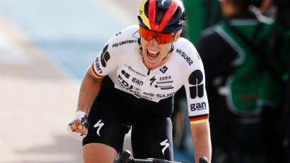 Bild: Jean-Francois Badias/AP/dpa
Franziska Koch jubelt über ihren Sieg.