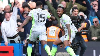 Bild: Ian Walton/AP/dpa
Marc Guehi (l) und Jeremy Doku von Manchester City jubeln nach einem Tor.