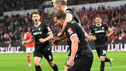 Bild: Torsten Silz/dpa
Torjubel der Freiburger: Ginter legt vor, Höler verwandelt.