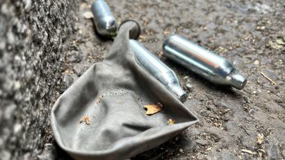 Symbolbild: Julia Kilian/dpa
„Lachgas ist kein Spiel und keine harmlose Partydroge, sondern ein hohes Risiko für die Gesundheit“, sagt die Bundesgesundheitsministerin.