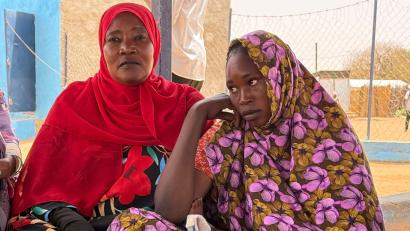 Bild: Eva Krafczyk/dpa
Yeman Mohamat Ramadan (links) engagiert sich im Flüchtlingslager für Frauenrechte und will die Mauer des Schweigens über Gewalt durchbrechen.