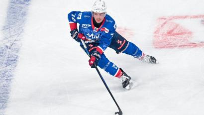 Bild: Uwe Anspach/dpa
Nationalstürmer Justin Schütz traf für die Adler Mannheim gegen München doppelt.