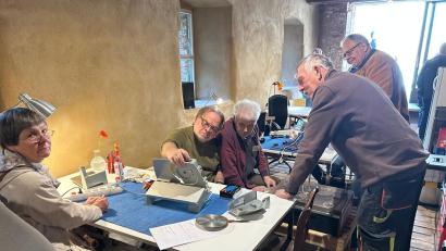 Bild: Peter Gmeiner
Wo liegt der Fehler bei dieser Brotschneidemaschine? Das Gute am Reparaturcafé ist, dass die Helfer und Tüftler gemeinsam schnell eine Lösung finden.