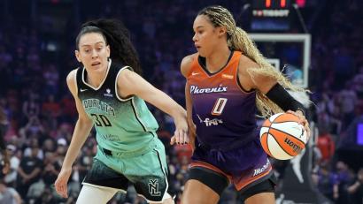 Bild: Rick Scuteri/AP/dpa
Spielen in Zukunft zusammen für New York: Satou Sabally (r) und Breanna Stewart. (Archivbild)