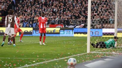 Bild: Christian Charisius/dpa
Das Rekordtor: Leon Goretzka (2.v.l.) schießt im Spiel beim FC St. Pauli das 102. Saisontor des FC Bayern München.