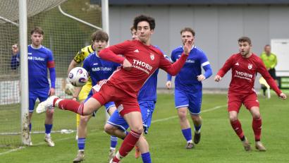 Bild: Hans Mark
Hacke, Spitze, eins, zwei, drei: Vinzenz Schlenk (vorne) und die SpVgg Pfreimd besiegten daheim die Bayernliga-Reserve der SpVgg SV Weiden.