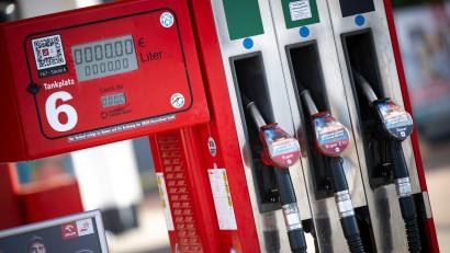 Symbolbild: Philip Dulian/dpa
Nach Einschätzung des ADAC sind die Spritpreise nach wie vor zu hoch.