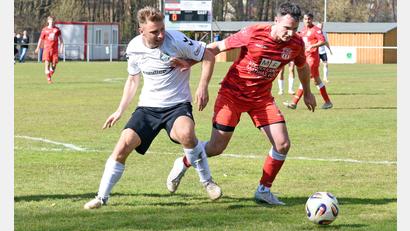 Bild: Gebert
Der TSV Waldershof unterlag der SpVgg Saalestadt mit 1:2. In dieser Szene kämpfen der Waldershofer Luca Foti (rechts) und Patrick Rüger um den Ball.