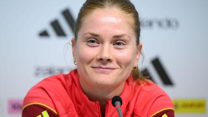 Bild: Robert Michael/dpa
Freut sich über die erste Cheftrainerin in der Männer-Bundesliga: Sjoeke Nüsken. (Archivbild).